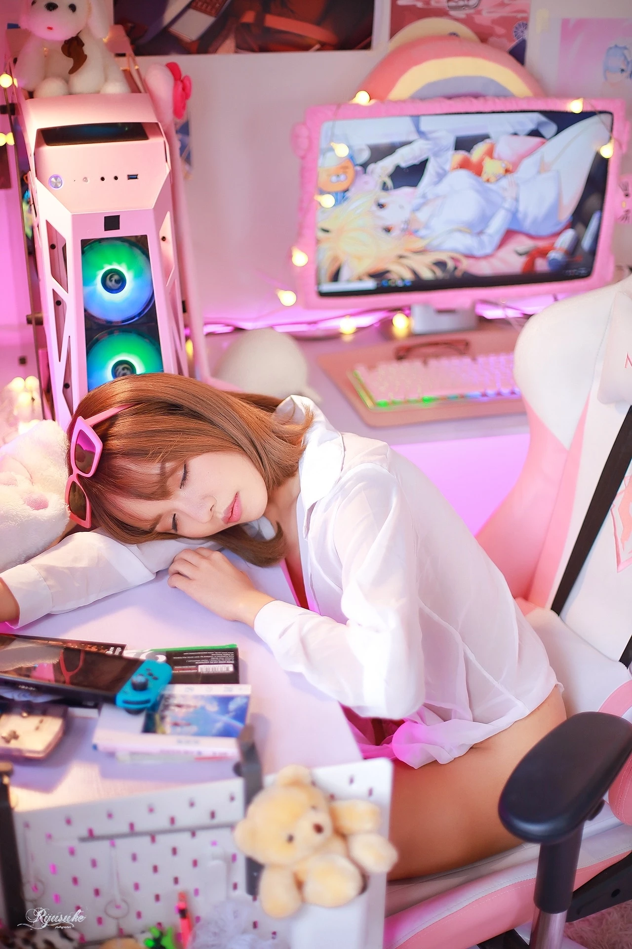 น้องแอน มีชื่อจริงว่า อโณทัย ถาวระ เป็นสาวสวยมากไปด้วยผลงานถ่ายแบบมากมาย